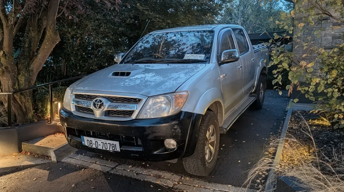 Toyota Hilux 3.0 D-4D Automatic Crew Cab CVRT 4/27 - Image 2