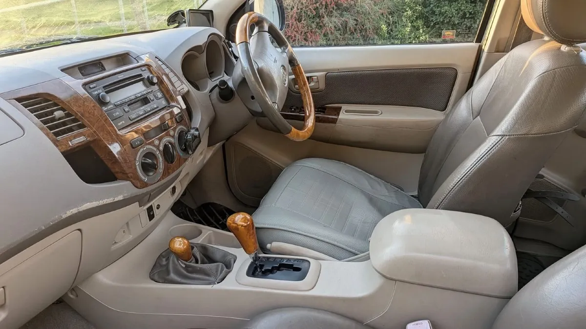 Toyota Hilux 3.0 D-4D Automatic Crew Cab CVRT 4/27 - Image 4