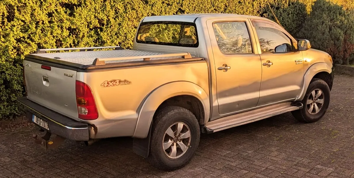 Toyota Hilux 3.0 D-4D Automatic Crew Cab CVRT 4/27 - Image 1