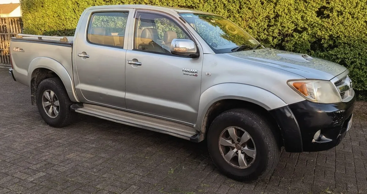 Toyota Hilux 3.0 D-4D Automatic Crew Cab CVRT 4/27 - Image 3