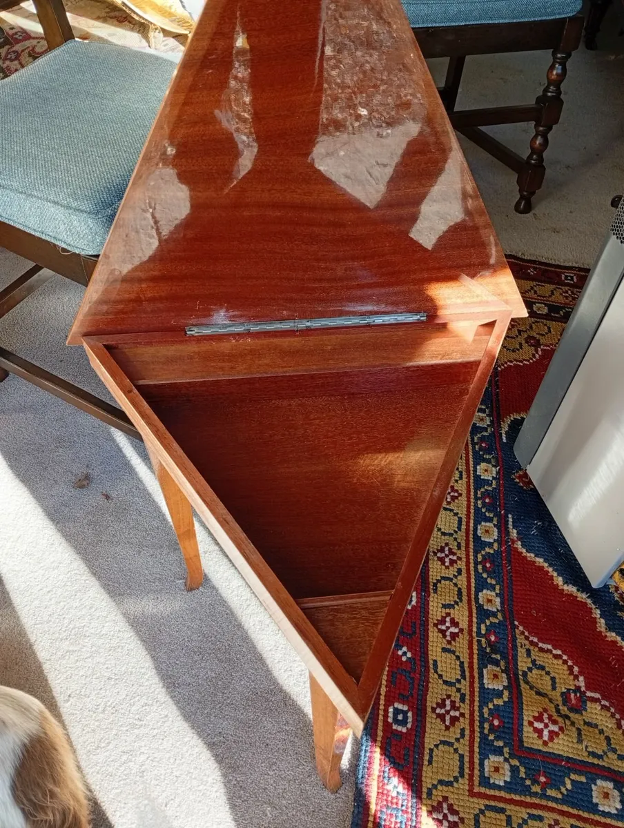 Vintage Italian triangle musical side table - Image 3