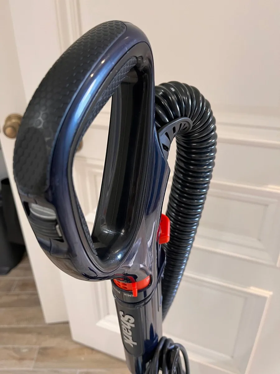 Shark Upright Anti Hair Wrap Powered Lift Away - Image 2