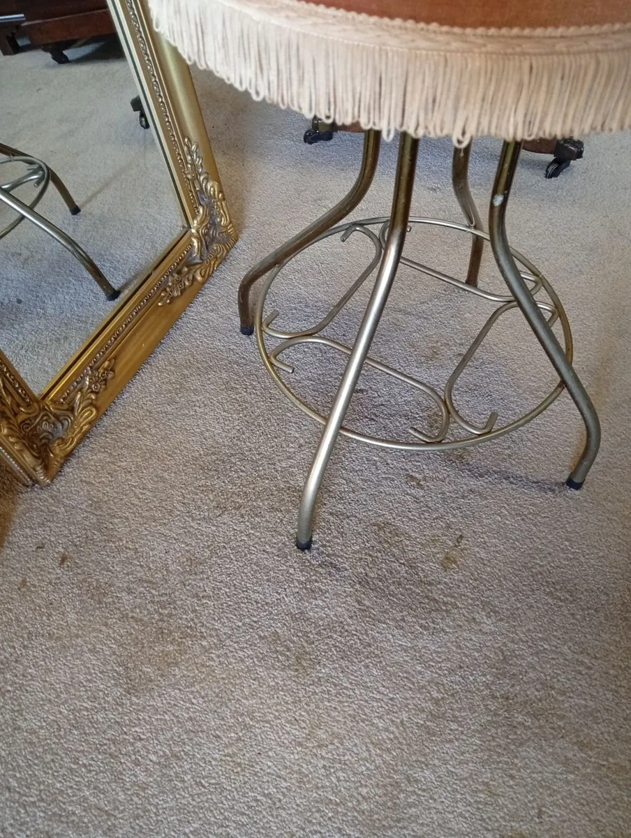 Vintage Hollywood vanity chair - Image 2