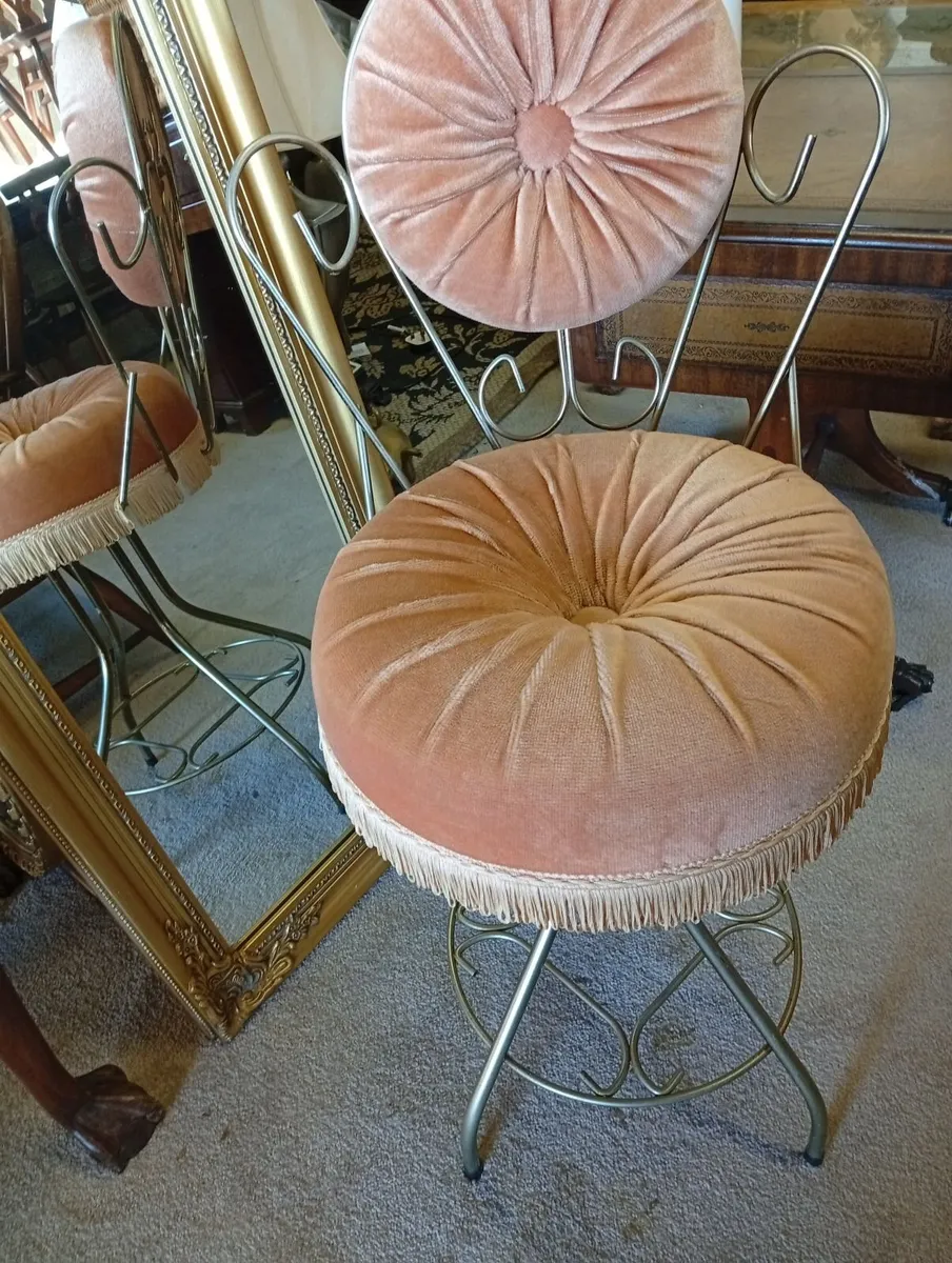 Vintage Hollywood vanity chair - Image 1