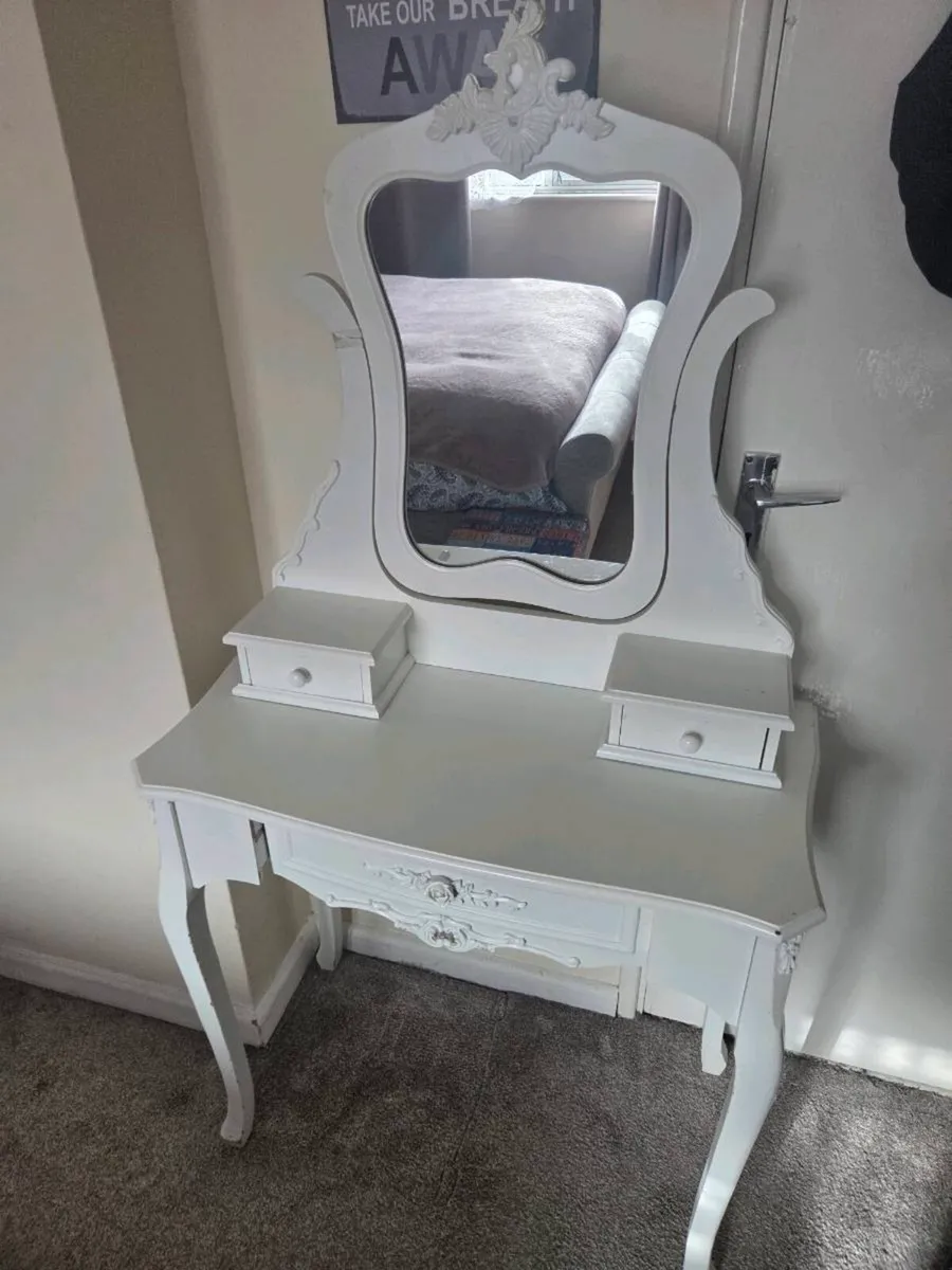 Dressing table - Image 1