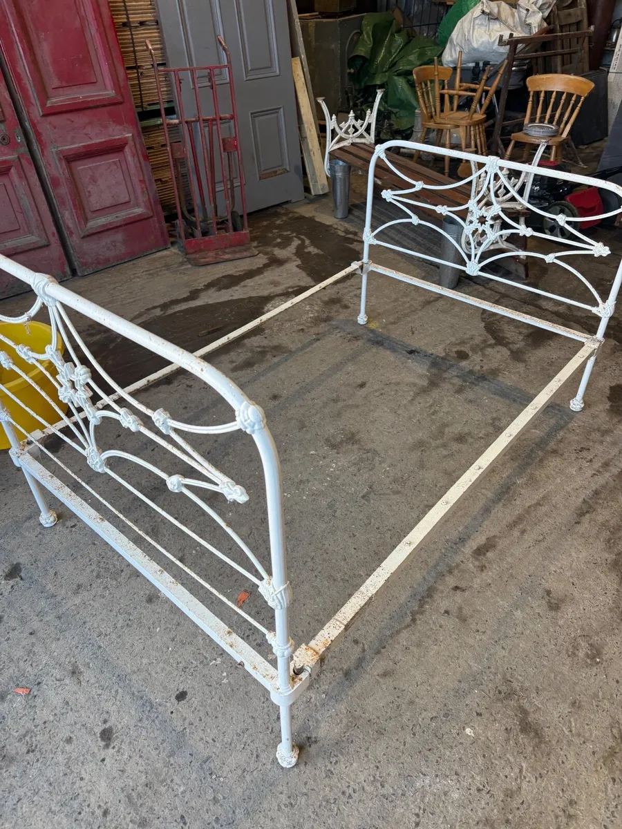 Old iron bed ends - Image 4