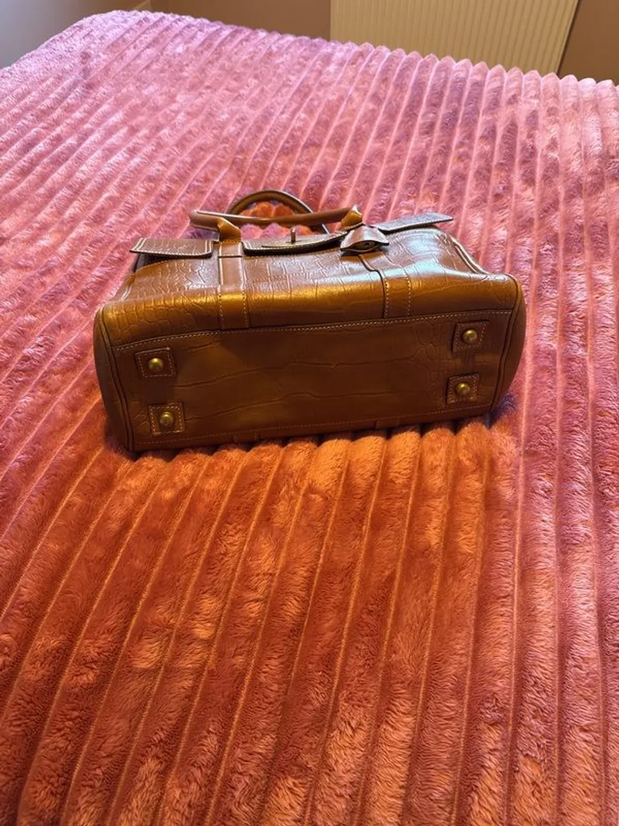 Mulberry Bayswater Style tan leather bag. Unbelievably like an original but discovered it is not after my purchase. Will pass any inspection by buyer as never used. Dust bag included - Image 2