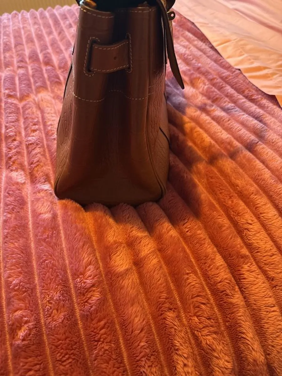 Mulberry Bayswater Style tan leather bag. Unbelievably like an original but discovered it is not after my purchase. Will pass any inspection by buyer as never used. Dust bag included - Image 3