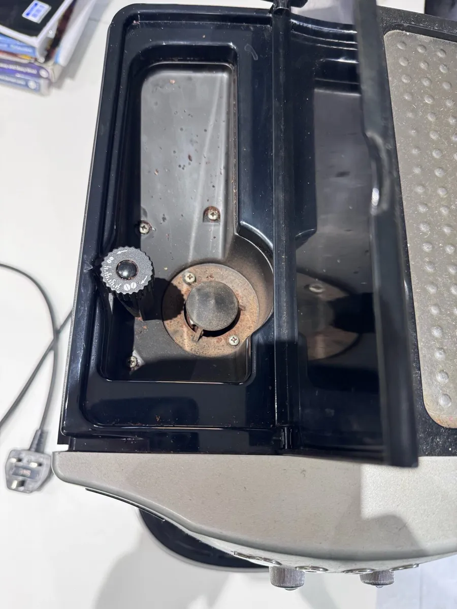 DeLonghi Magnifica Coffee Machine - Image 3
