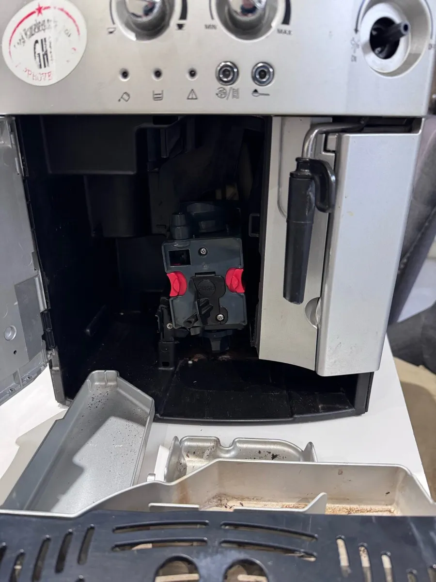DeLonghi Magnifica Coffee Machine - Image 4