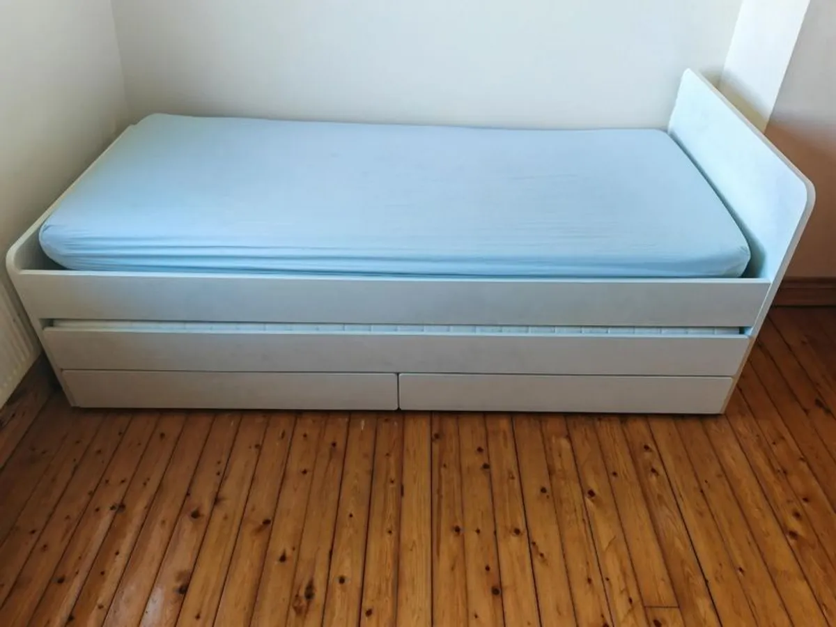 Single beds and two mattresses included - Image 1
