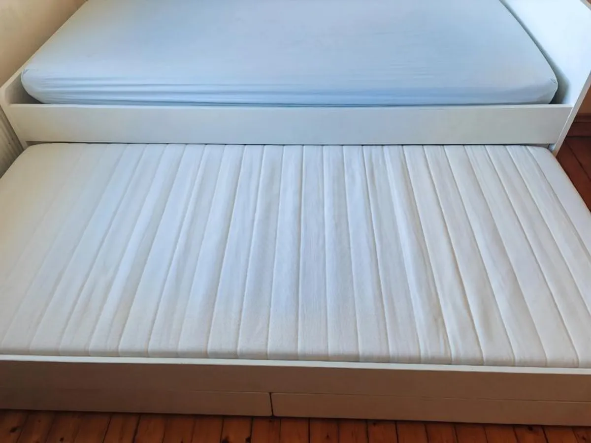 Single beds and two mattresses included - Image 2