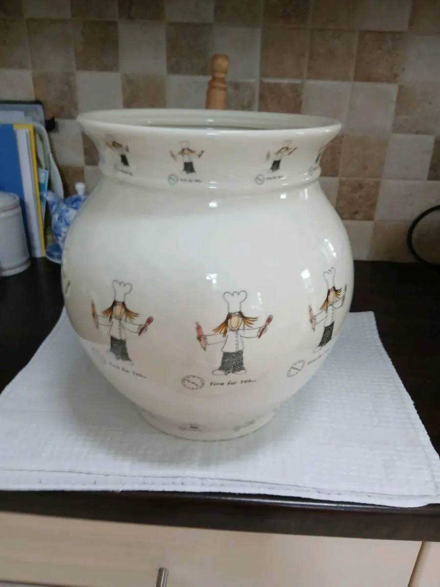 LARGE BISCUIT BARRELL LIKE NEW - Image 1