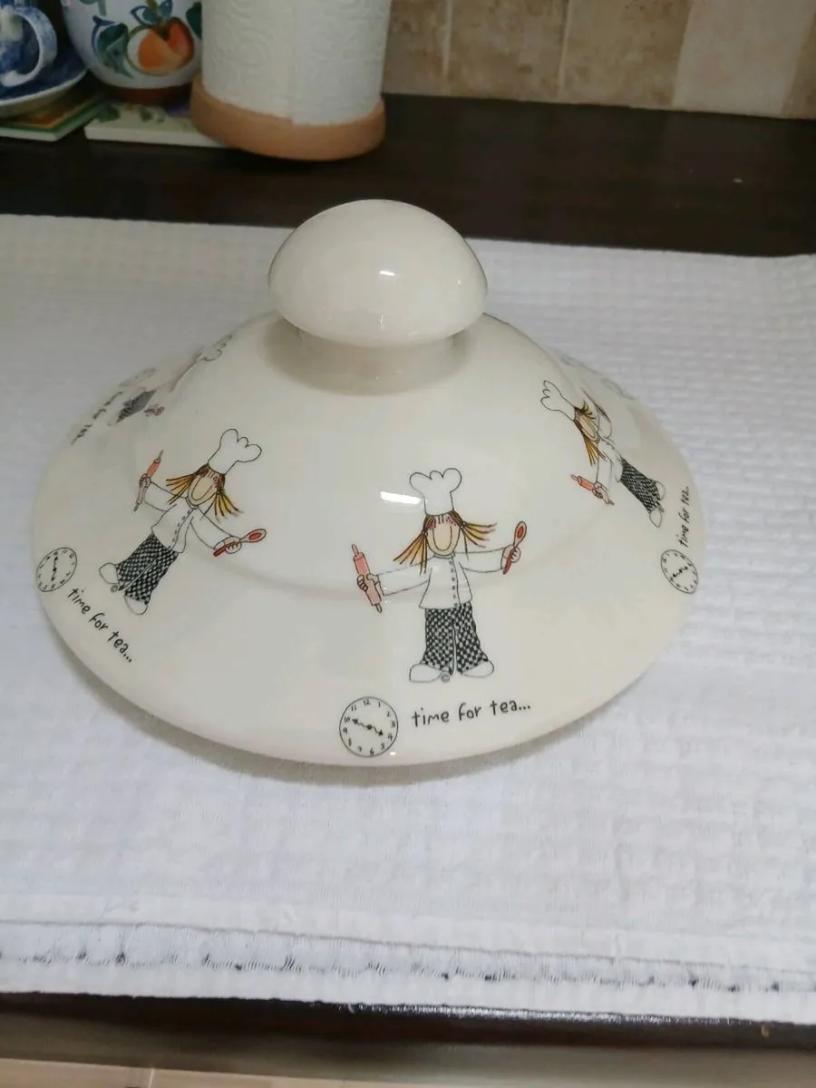 LARGE BISCUIT BARRELL LIKE NEW - Image 2