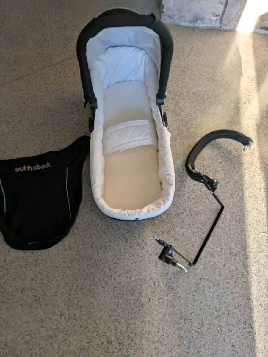 Out n About basinette / carrycot - Image 2