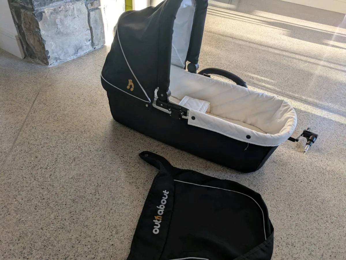 Out n About basinette / carrycot - Image 3
