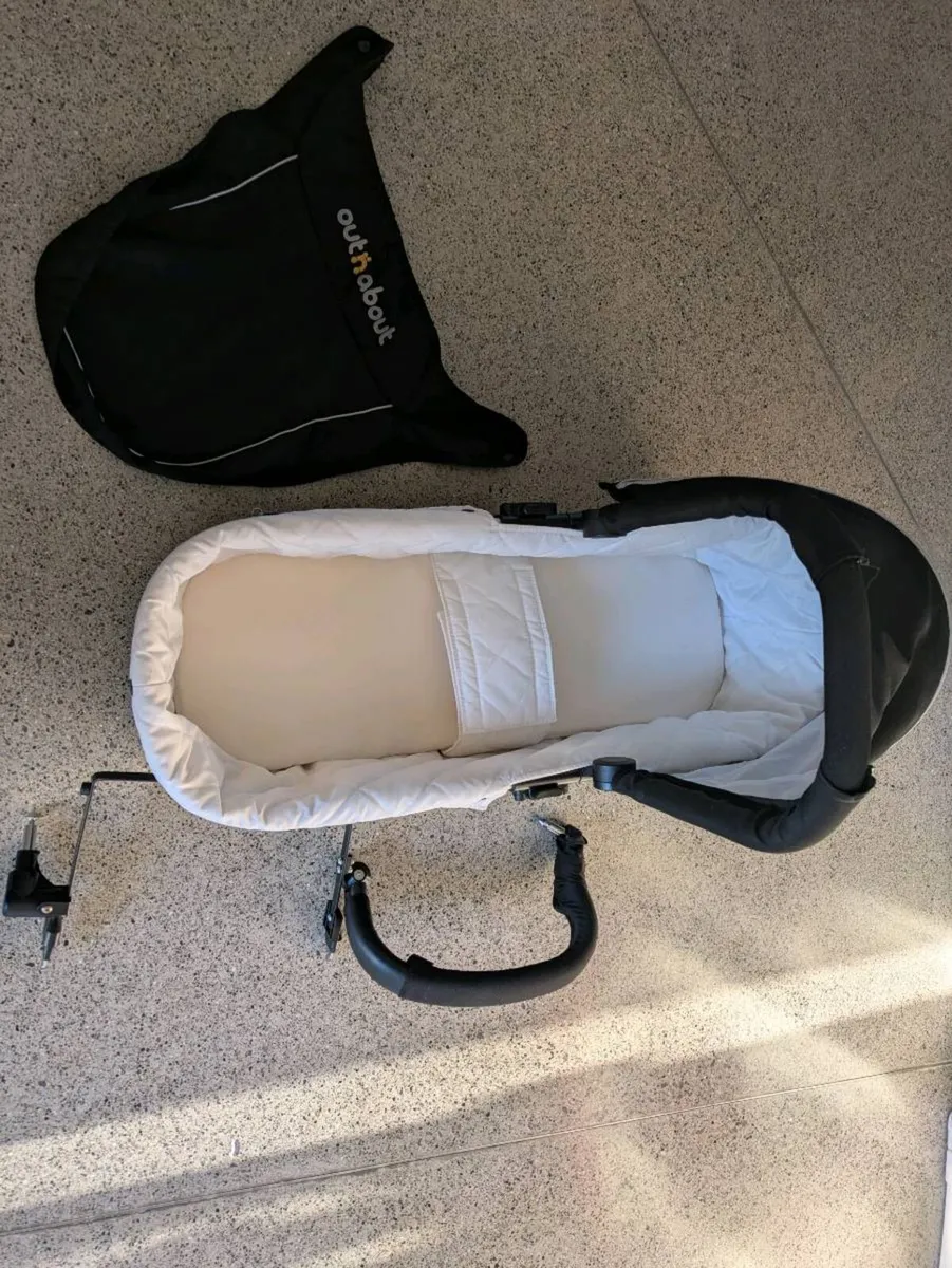 Out n About basinette / carrycot - Image 4