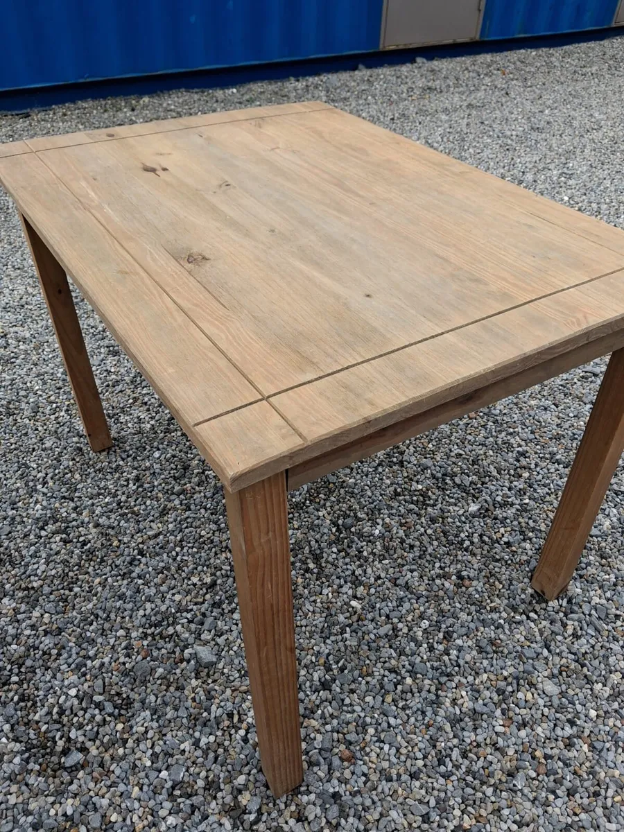 Table and 4 chairs - Image 1
