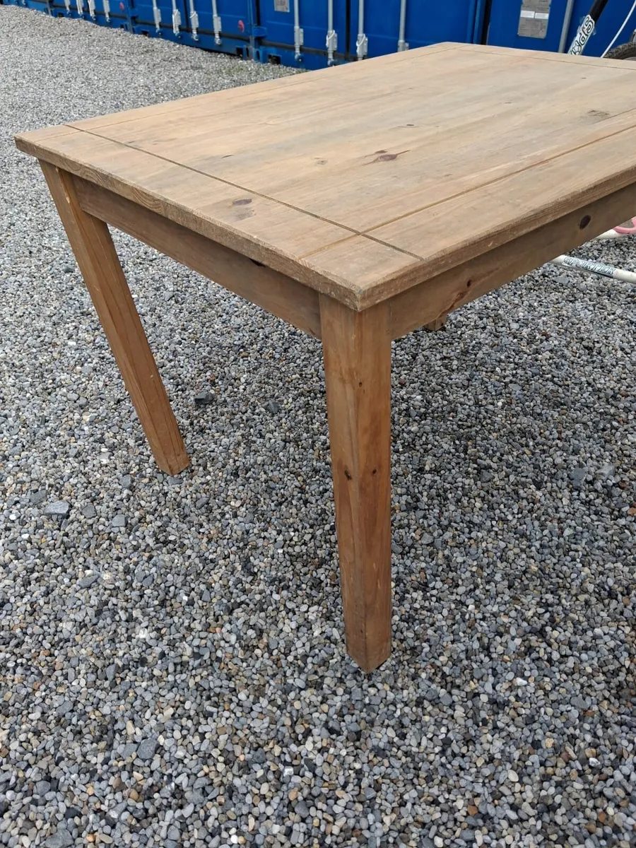 Table and 4 chairs - Image 2