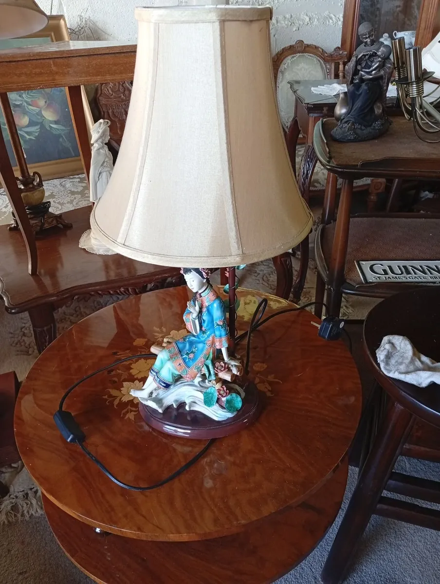 Vintage Chinese porcelain lamp - Image 2