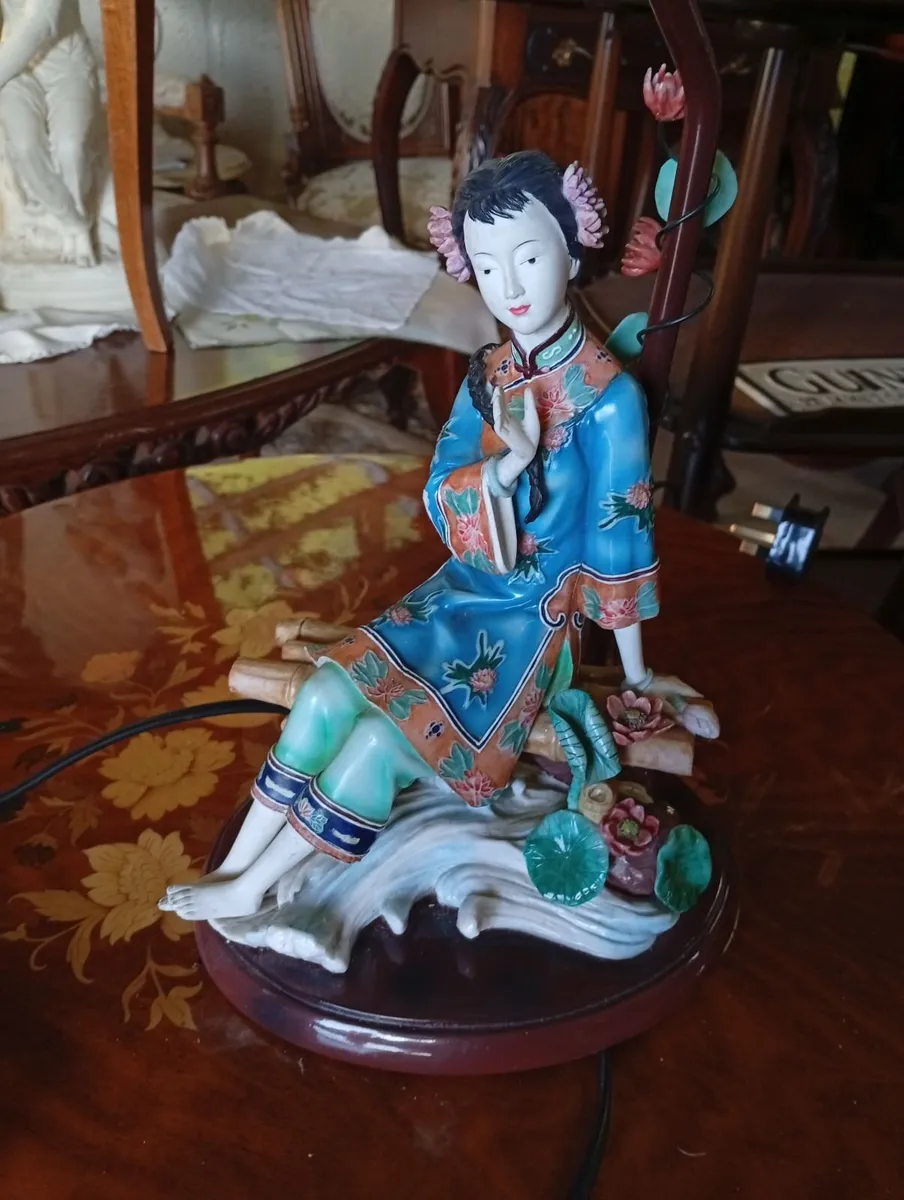 Vintage Chinese porcelain lamp - Image 1