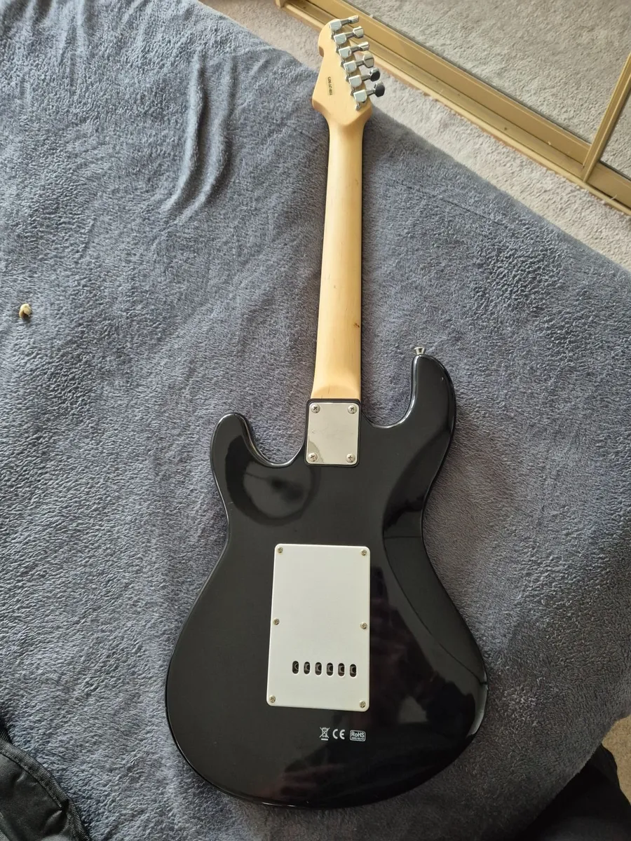 Electric guitar with Amplifier - Image 4