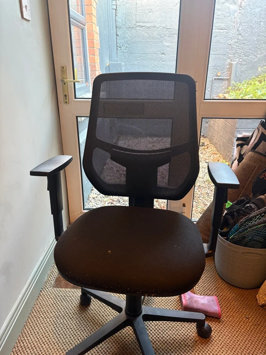 Office chair & table - Image 2