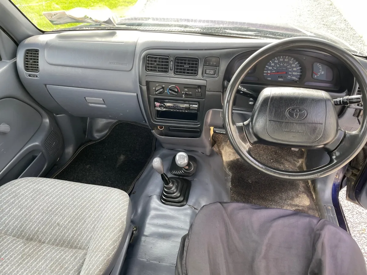 00 Toyota Hilux 2.4TD 4X4 - Image 4