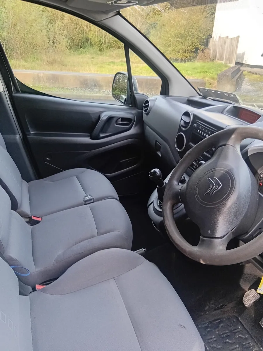 142 Citroen Berlingo 3 seats Doe&Tax - Image 3