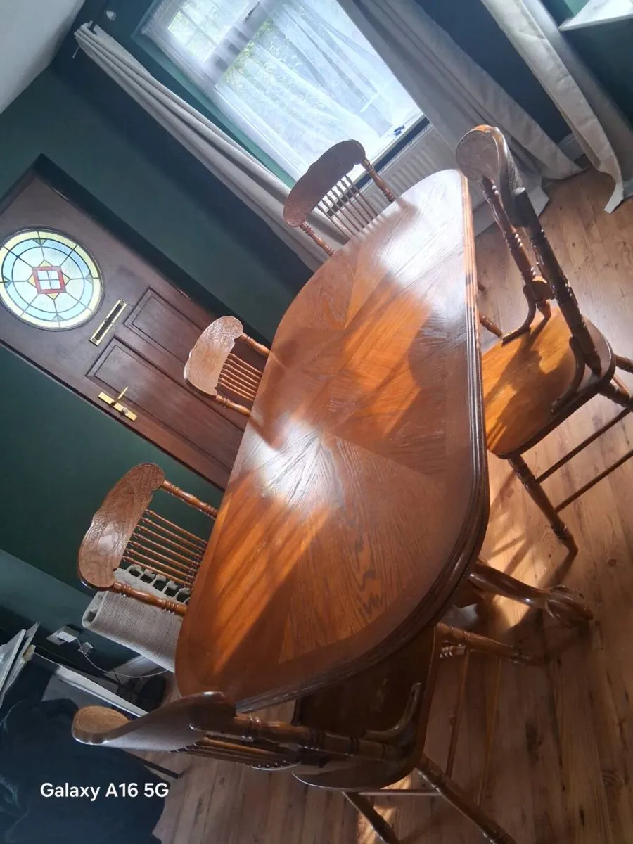 Extendable dining table and 6 chairs - Image 1