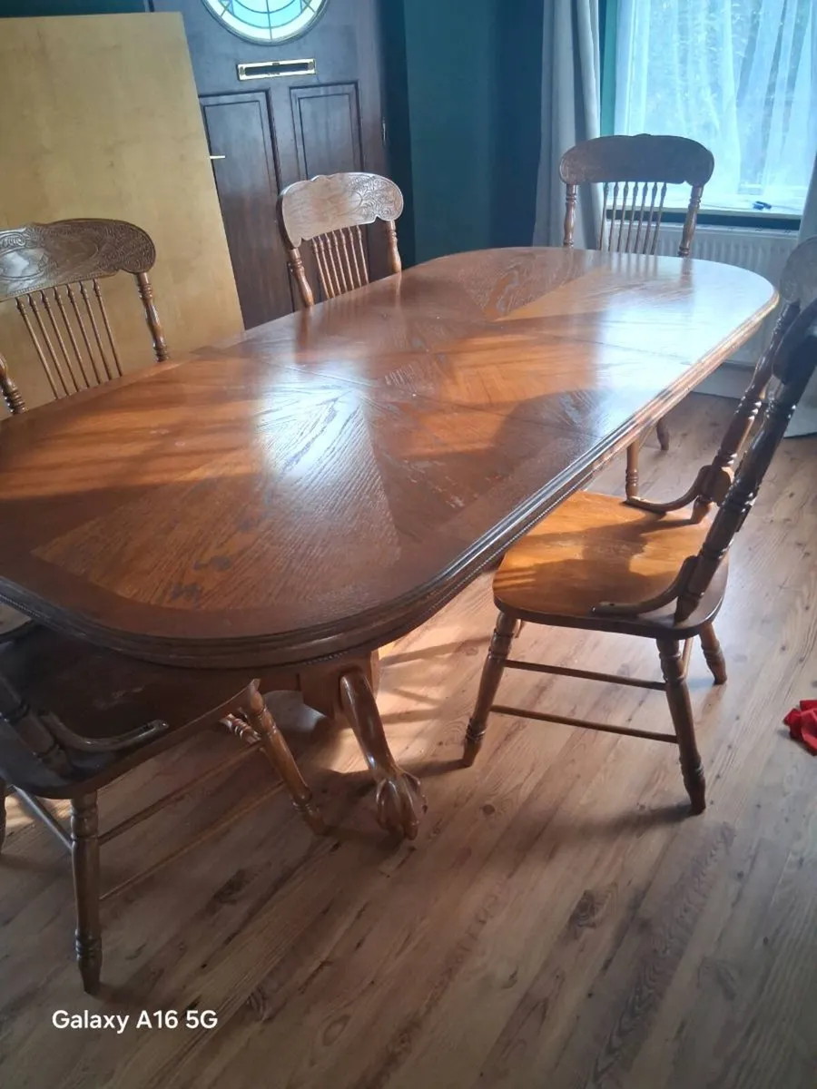 Extendable dining table and 6 chairs - Image 2