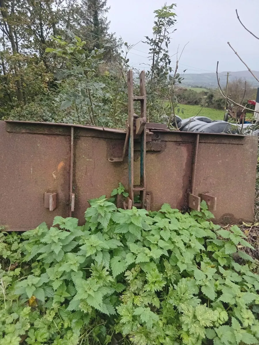 Bale spike and transport box - Image 2