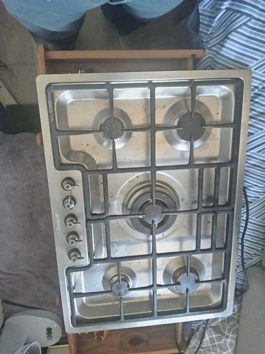 Smeg 5 ring gas hob for sale or swap.. 720 mm by 510.. bought this with used kitchen but don't have gas so would consider vswap for electric hob - Image 2