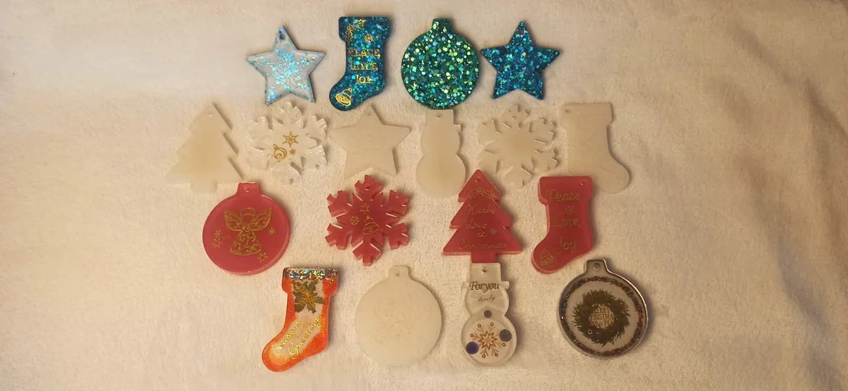 **Handmade Epoxy Resin Christmas Ornament Set – 18 - Image 4