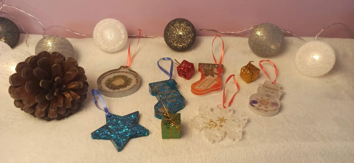 **Handmade Epoxy Resin Christmas Ornament Set – 18 - Image 2