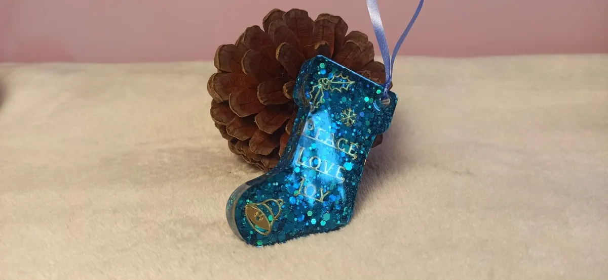 **Handmade Epoxy Resin Christmas Ornament Set – 18 - Image 3