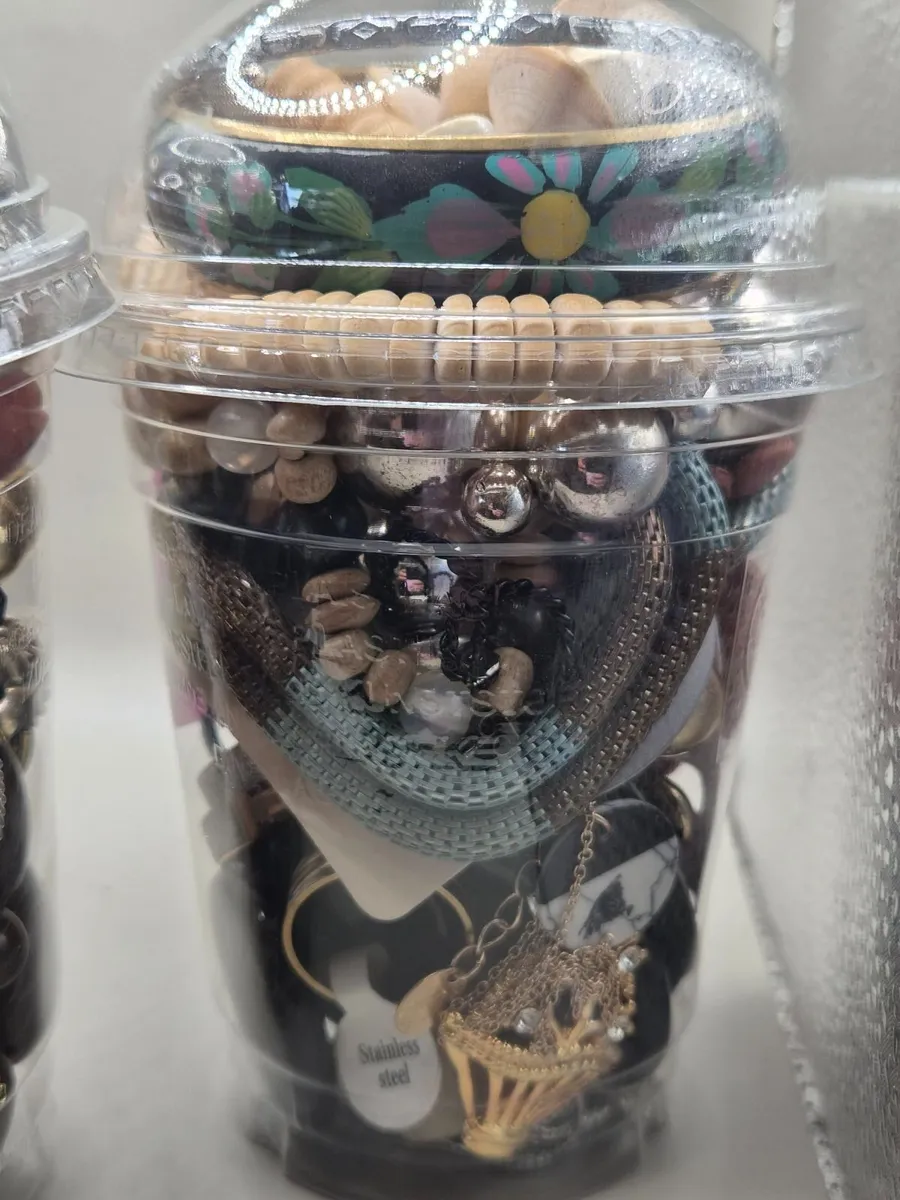 Costume jewellery - Image 4