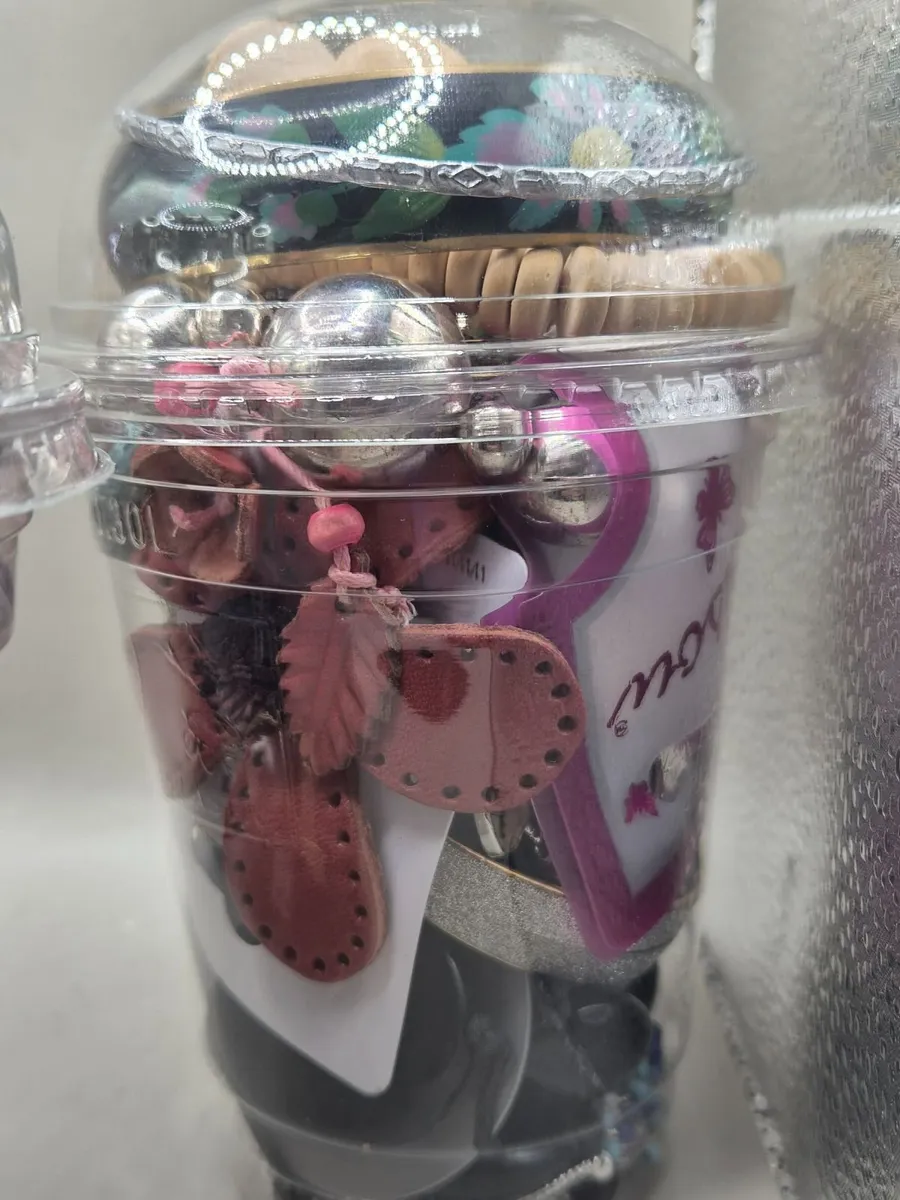 Costume jewellery - Image 1
