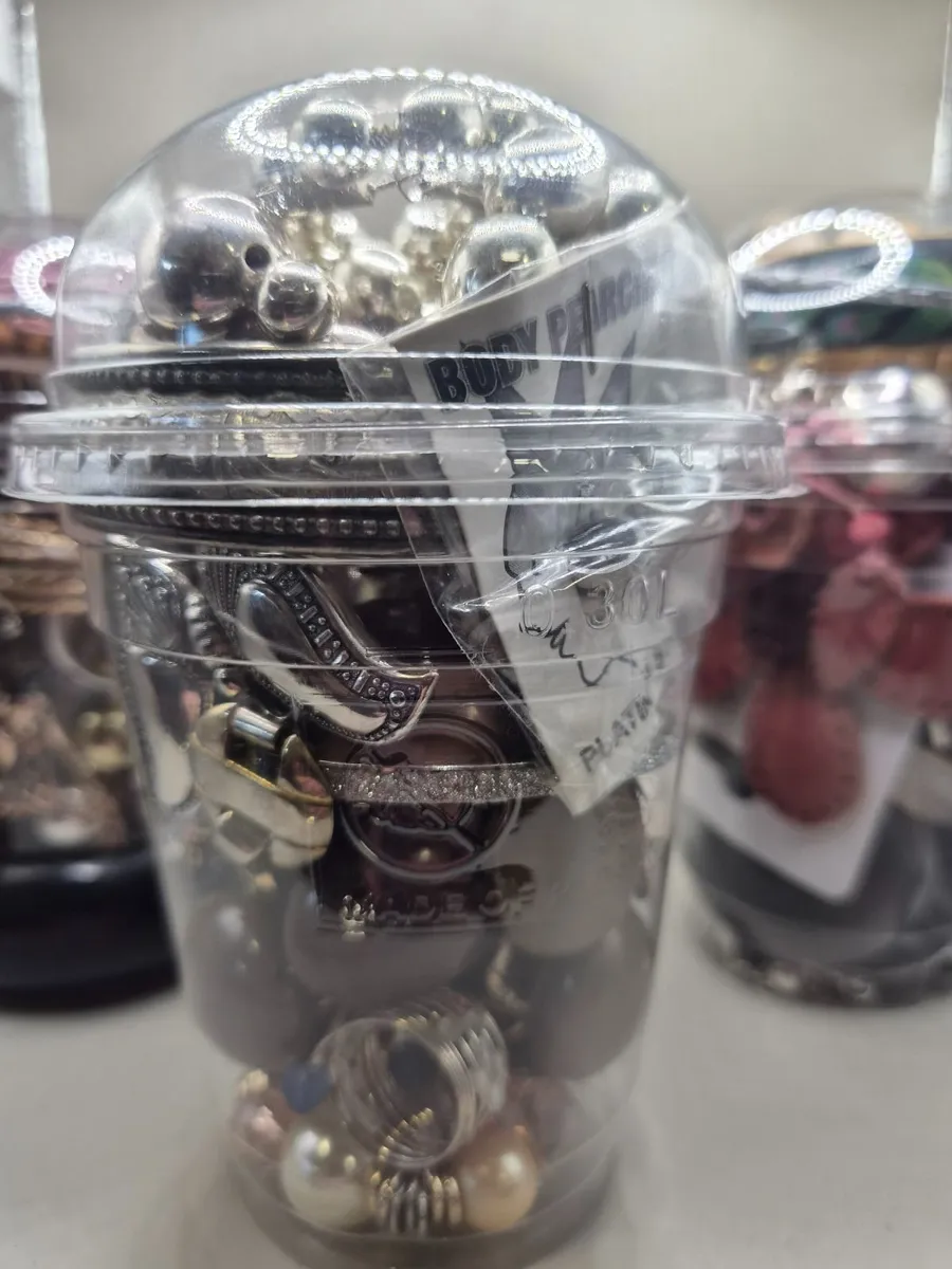 Costume jewellery - Image 2