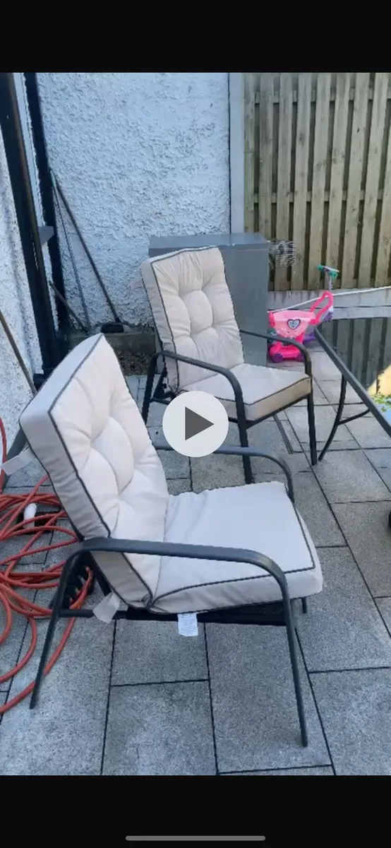 garden table, 6 chairs, cushions & umbrella - Image 3