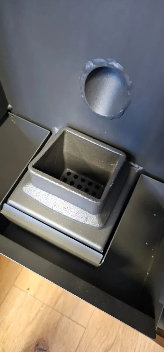 UNLIT EX DISPLAY 7.5kW  stove, minor scratches - Image 3