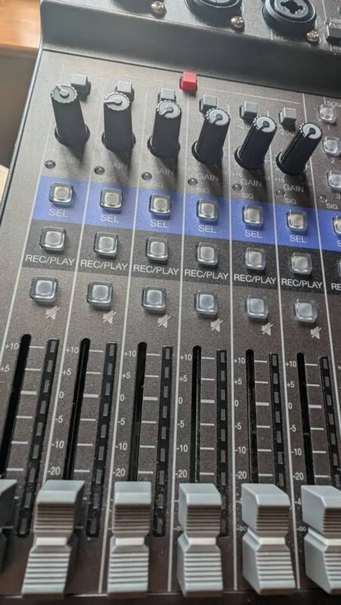 Zoom LiveTrak L-8 mixer/recorder/audio interface - Image 2