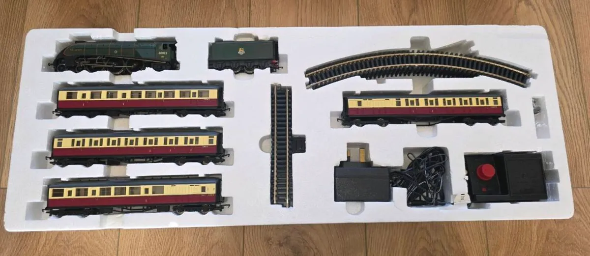 HORNBY Mallard Express and extras - Image 2