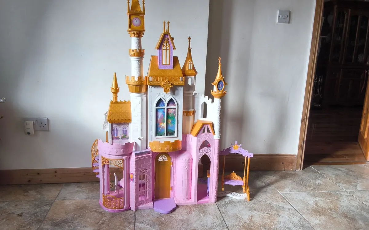 Disney Princess castle dolls house complete - Image 1