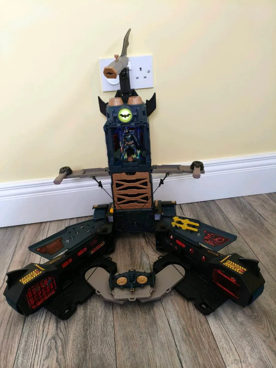 Batman Transforming Batmobile Lair - Image 3