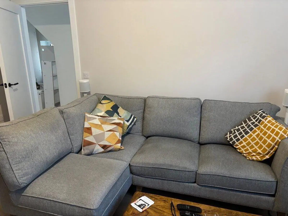 Suite of furniture - Image 1