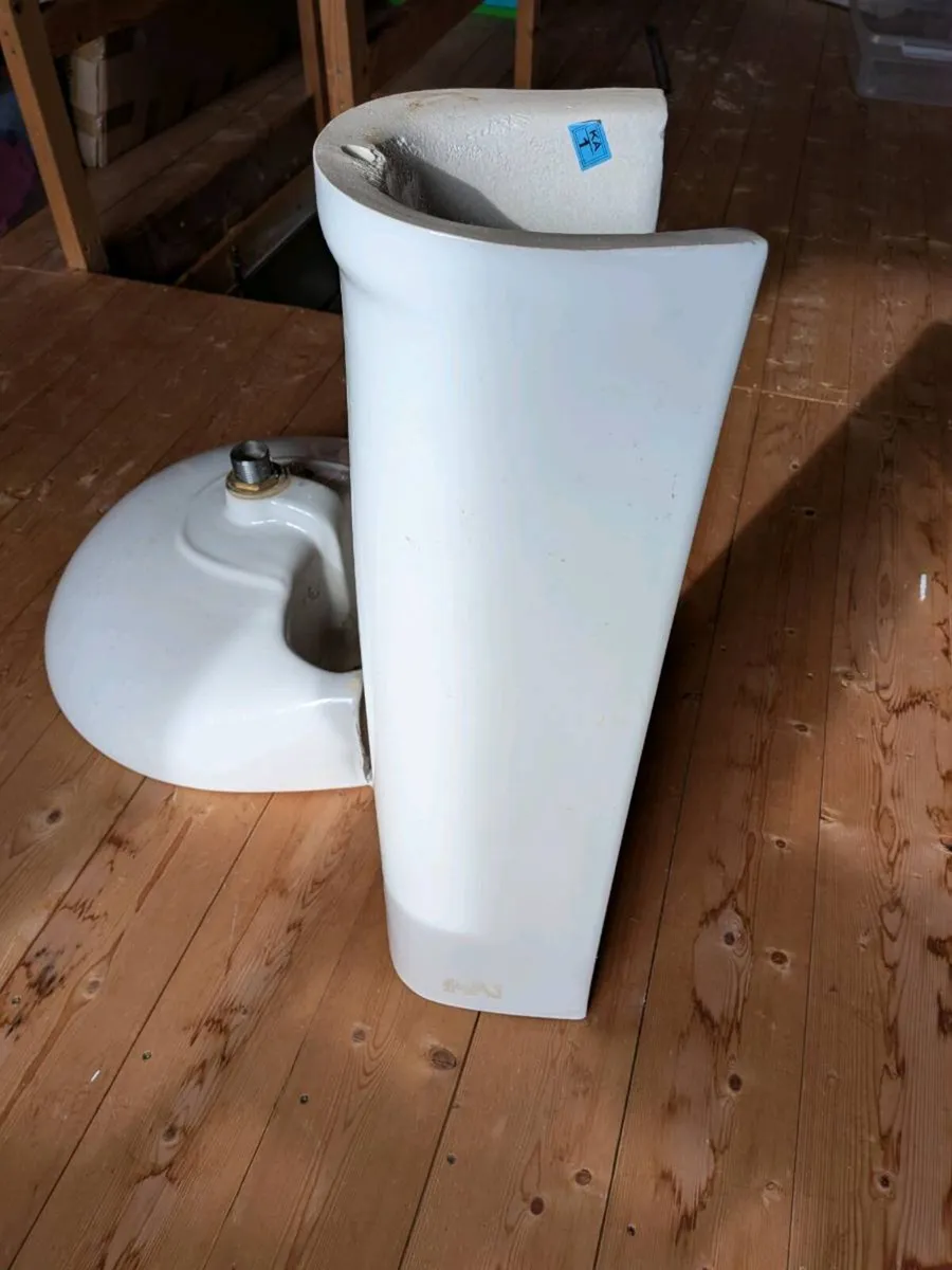 Bathroom Sink and Pedestal - Image 3