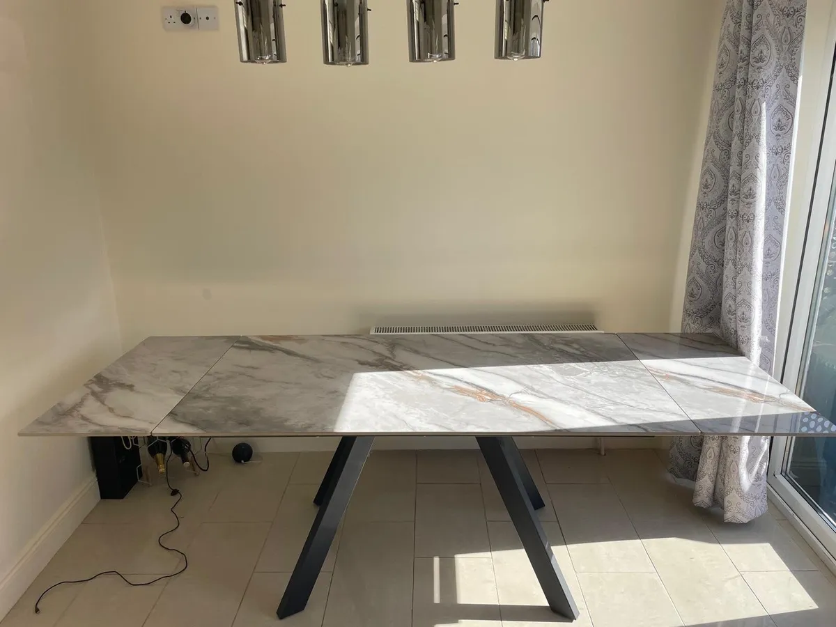 Dinning table - Image 1