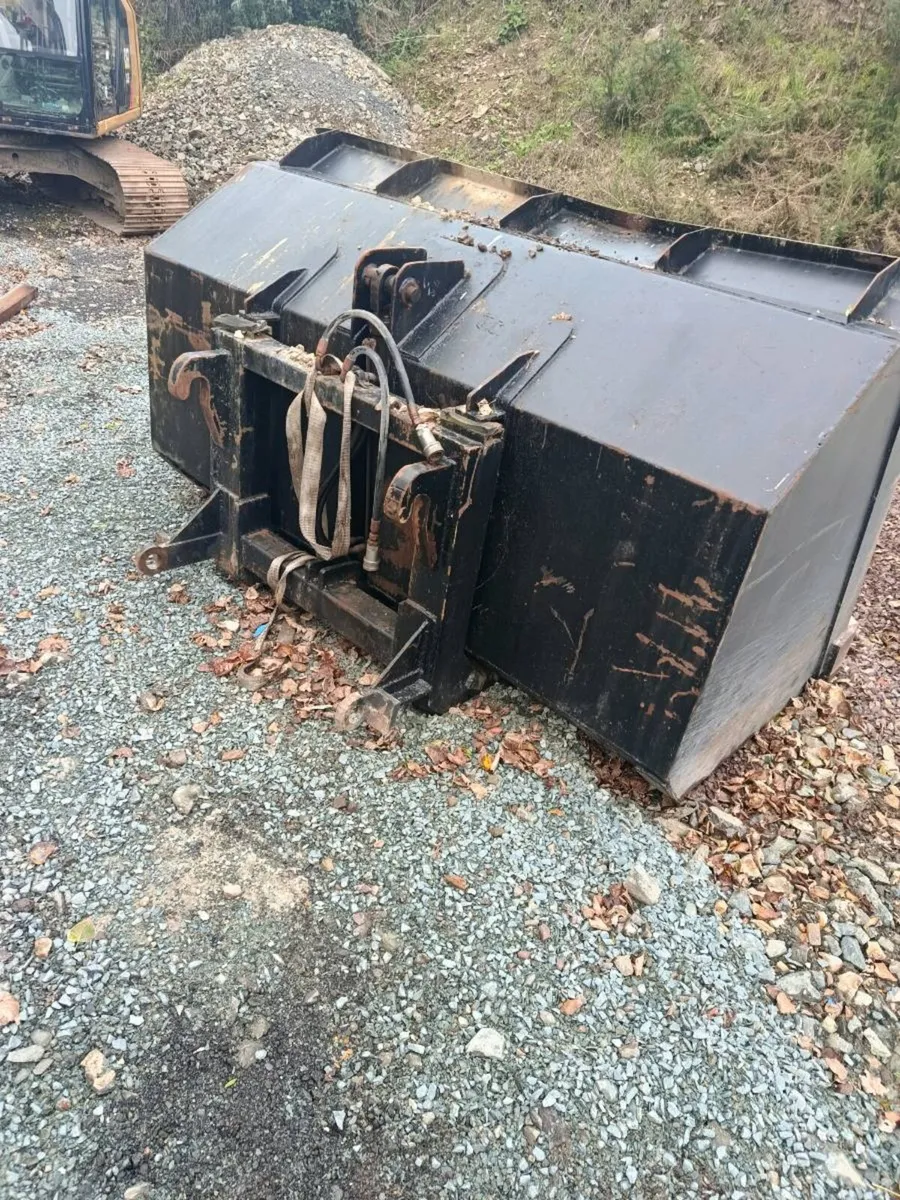 High tip bucket loader - Image 2