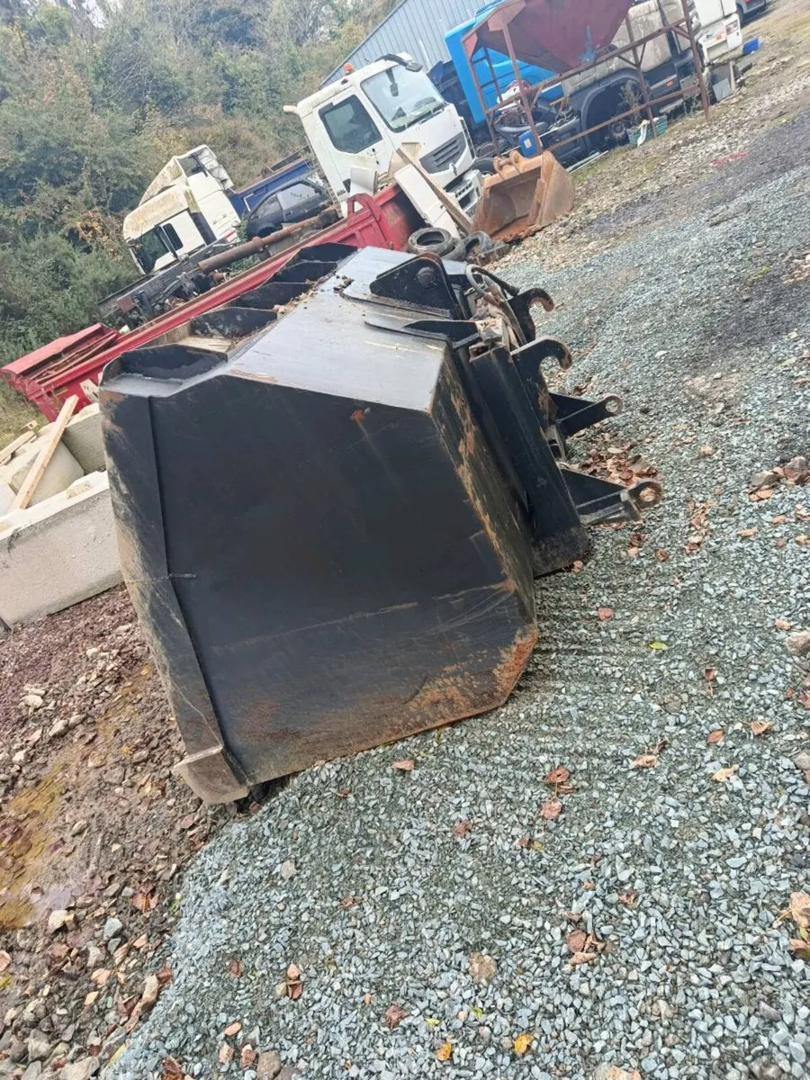 High tip bucket loader - Image 3